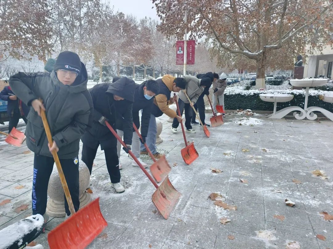 瑞雪纷飞铺锦绣,扫雪除冰启新程