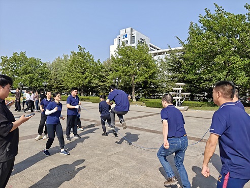 环境学部团结跃动 跳绳比赛获佳绩