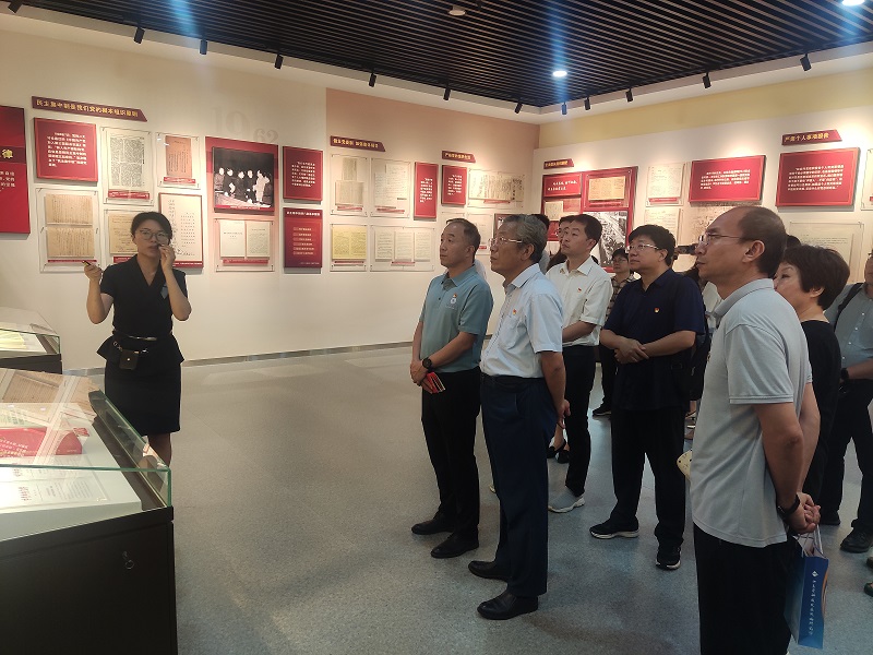 环境科学与工程学部组织参观 党纪学习教育专题档案文献展